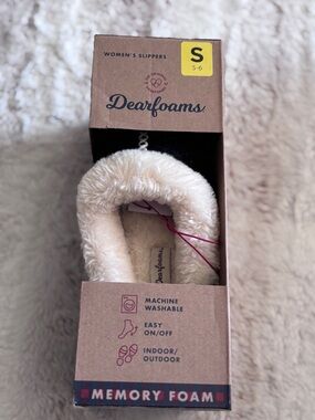 Dearfoams Women’s Black Faux Fur Memory Foam Slipper in Small 5-6